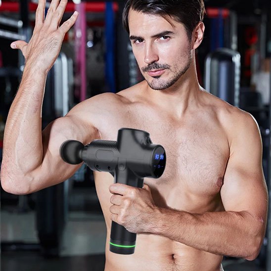 Pistolet de massage biceps torse nu