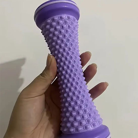 Rouleau de massage dans la main