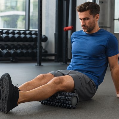 Rouleau de massage noir cuisse homme