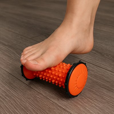 Rouleau de massage orange assis